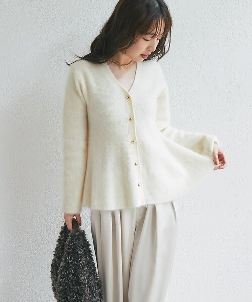 La boutique BonBon（ラブティックボンボン）の「ウールファーペプラムカーディガン（ニット/セーター・レディース・チャコールグレー/サックスブルー/オフホワイト・FREE）」の4枚目の写真