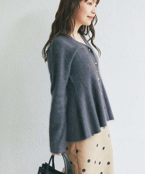 La boutique BonBon（ラブティックボンボン）の「ウールファーペプラムカーディガン（ニット/セーター・レディース・チャコールグレー/サックスブルー/オフホワイト・FREE）」の20枚目の写真