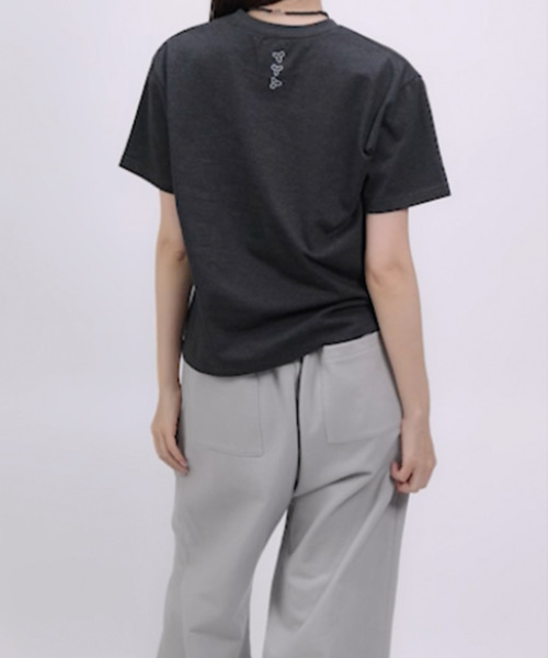 OGI(オギ)の「OGI アミュレット バックグラフィック クロップドTシャツ グレー(Tシャツ/カットソー・レディース・その他・FREE)」の2枚目の写真