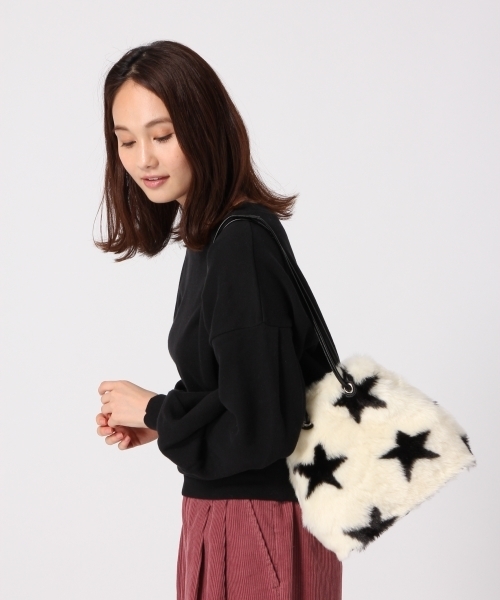 GLOBAL WORK（グローバルワーク）の「2WAYファーキンチャクBAG/772075（ショルダーバッグ・レディース・ベージュ/グレー/ブラック/ホワイト系その他/ブラック系その他・FREE）」の2枚目の写真