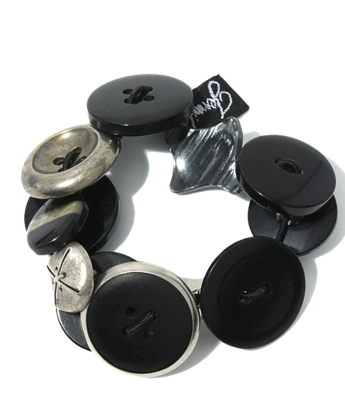 NANO universe(ナノユニバース)の「【JENNFER OUELLTTE】LBOD/ボタンヘアゴム(ヘアゴム・レディース・ブラック/ブラウン・FREE)」の1枚目の写真