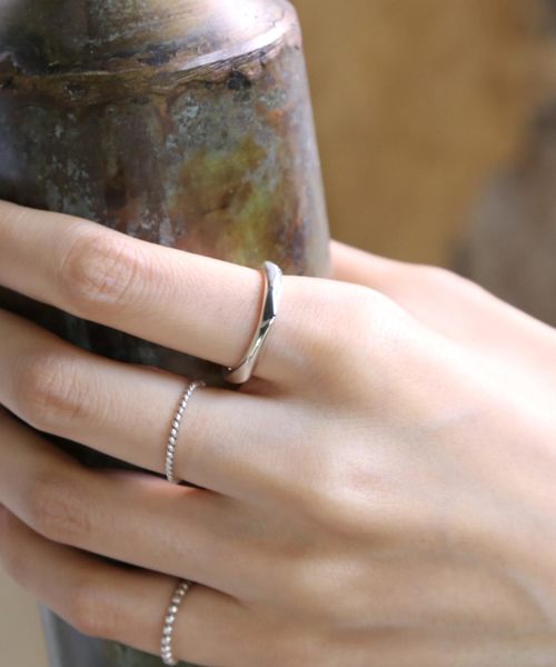 YArKA（ヤーカ）の「【YArKA/ヤーカ】silver925 7surface ring [nanaes]/シルバー925 7面デザインリング（リング・レディース・ブラック/シルバー/ゴールド・#11/#13/#15/#9/#19/#17/#21/#23）」の5枚目の写真