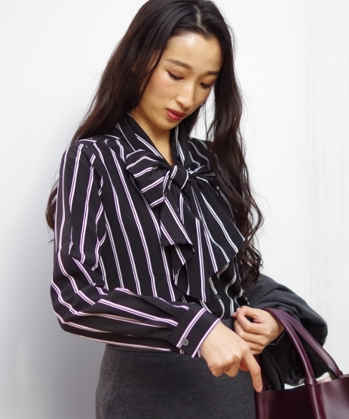 NARACAMICIE（ナラカミーチェ）の「ストライプボウタイ長袖ブラウス（シャツ/ブラウス・レディース・ブラック/ネイビー・SMALL/MEDIUM/LARGE）」の3枚目の写真