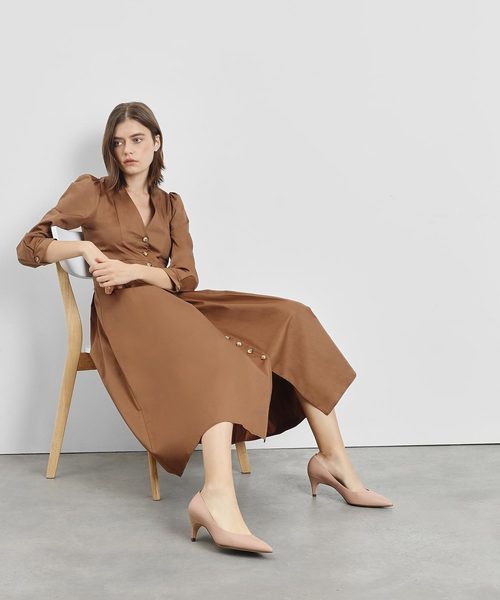 CHARLES & KEITH(チャールズ & キース)の「クラシック キトゥンパンプス / Classic Kitten Pumps(パンプス・レディース・ブラック/アイボリー/ライトアッシュグレー・22cm/22.5cm/23cm/23.5cm/24.5cm/25cm/25.5cm)」の18枚目の写真