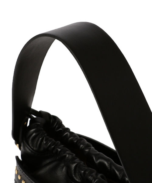 SHIPS(シップス)の「CHRISTIAN VILLA:ニュースタッズ(ショルダーバッグ・レディース・ブラック/ベージュ・ONE SIZE)」の7枚目の写真