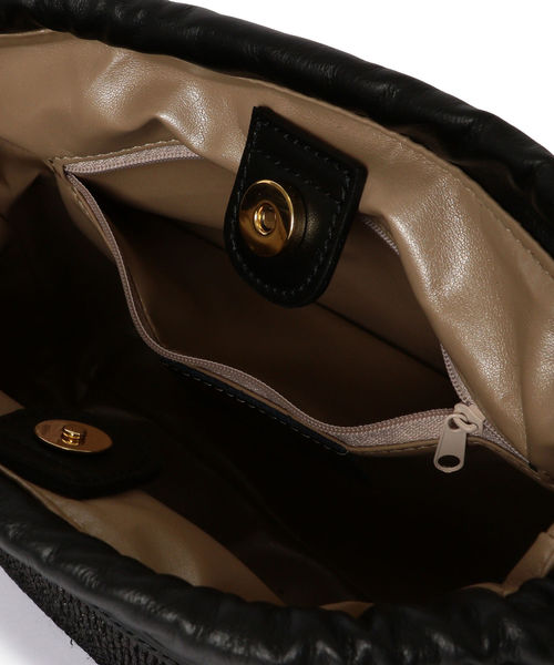 SHIPS(シップス)の「CHRISTIAN VILLA:ニュースタッズ(ショルダーバッグ・レディース・ブラック/ベージュ・ONE SIZE)」の13枚目の写真