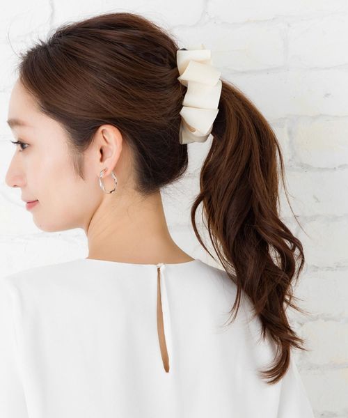 florist（フローリスト）の「グログランリボンふんわりバナナクリップ（バレッタ/ヘアクリップ・レディース・ブラック/ネイビー/グレー/アイボリー・FREE）」の2枚目の写真