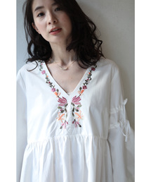Vネックに沿う花刺繍のティアードチュニックトップス