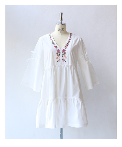 cawaii(カワイイ)の「Vネックに沿う花刺繍のティアードチュニックトップス(Tシャツ/カットソー・レディース・ホワイト・FREE)」の11枚目の写真