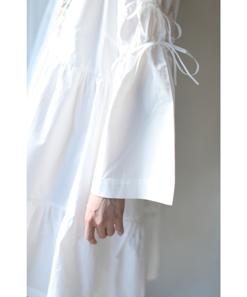 cawaii(カワイイ)の「Vネックに沿う花刺繍のティアードチュニックトップス(Tシャツ/カットソー・レディース・ホワイト・FREE)」の14枚目の写真