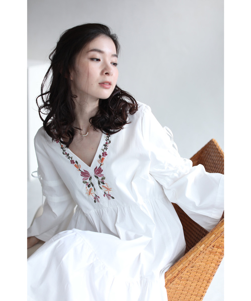 cawaii(カワイイ)の「Vネックに沿う花刺繍のティアードチュニックトップス(Tシャツ/カットソー・レディース・ホワイト・FREE)」の15枚目の写真