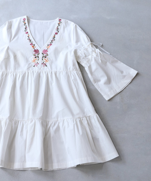 cawaii(カワイイ)の「Vネックに沿う花刺繍のティアードチュニックトップス(Tシャツ/カットソー・レディース・ホワイト・FREE)」の16枚目の写真