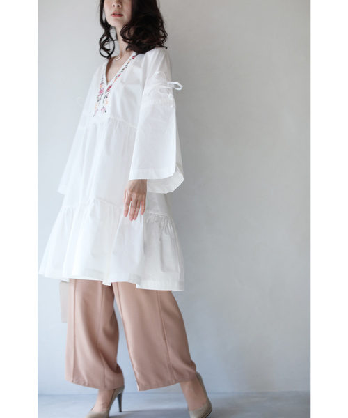 cawaii(カワイイ)の「Vネックに沿う花刺繍のティアードチュニックトップス(Tシャツ/カットソー・レディース・ホワイト・FREE)」の17枚目の写真
