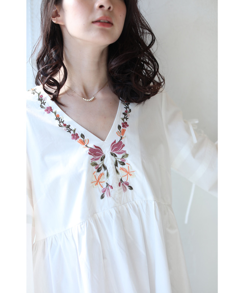 cawaii(カワイイ)の「Vネックに沿う花刺繍のティアードチュニックトップス(Tシャツ/カットソー・レディース・ホワイト・FREE)」の18枚目の写真