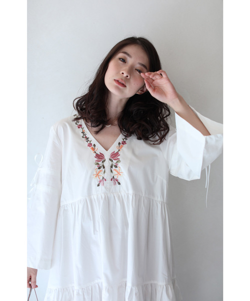cawaii(カワイイ)の「Vネックに沿う花刺繍のティアードチュニックトップス(Tシャツ/カットソー・レディース・ホワイト・FREE)」の22枚目の写真
