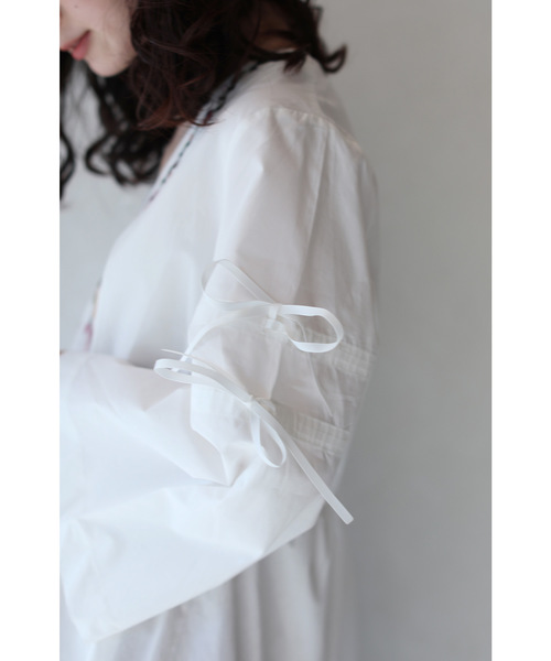 cawaii(カワイイ)の「Vネックに沿う花刺繍のティアードチュニックトップス(Tシャツ/カットソー・レディース・ホワイト・FREE)」の2枚目の写真