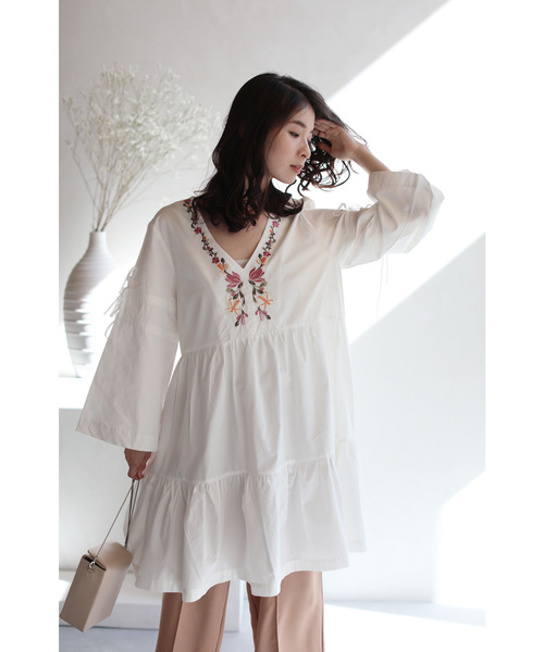 cawaii(カワイイ)の「Vネックに沿う花刺繍のティアードチュニックトップス(Tシャツ/カットソー・レディース・ホワイト・FREE)」の3枚目の写真
