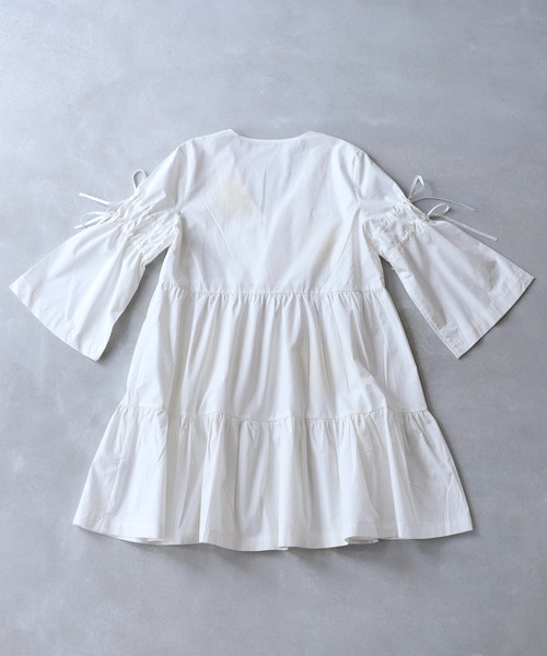 cawaii(カワイイ)の「Vネックに沿う花刺繍のティアードチュニックトップス(Tシャツ/カットソー・レディース・ホワイト・FREE)」の6枚目の写真