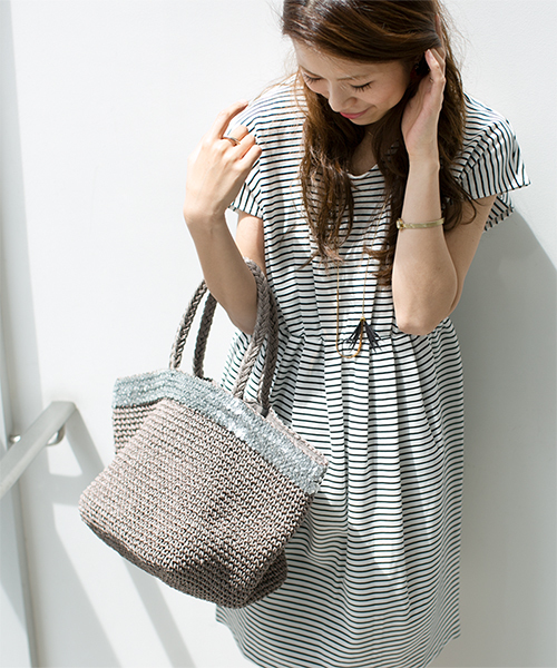 NANO universe（ナノユニバース）の「スパンコール付かごバッグ（かごバッグ・レディース・ブラック/グレー/ベージュ・FREE）」の2枚目の写真