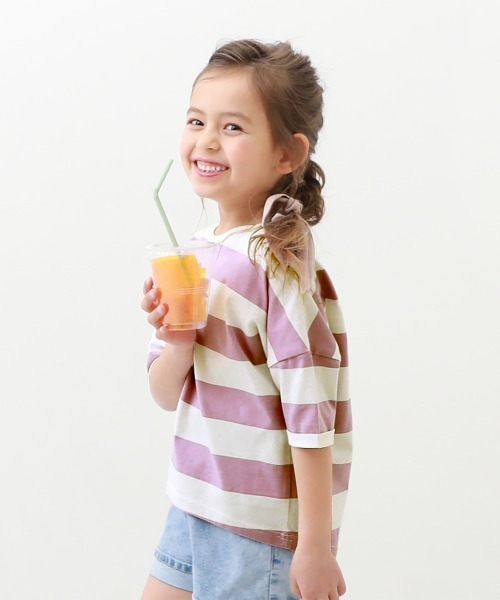 devirock（デビロック）の「ワイドボーダーゆるっとTシャツ（Tシャツ/カットソー・キッズ・スモークピンク/レッド系その他/グレー系その他/ブルーグレー/ブラック/ラベンダー/キャメル/ダークオリーブ/モカ/ネイビー/パープル系その他/サックスブルー・150cm/140cm/90cm/120cm/100cm/80ｃｍ/110cm/160cm/130cm）」の9枚目の写真