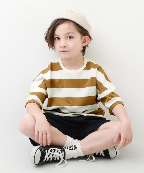 devirock（デビロック）の「ワイドボーダーゆるっとTシャツ（Tシャツ/カットソー・キッズ・スモークピンク/レッド系その他/グレー系その他/ブルーグレー/ブラック/ラベンダー/キャメル/ダークオリーブ/モカ/ネイビー/パープル系その他/サックスブルー・150cm/140cm/90cm/120cm/100cm/80ｃｍ/110cm/160cm/130cm）」の2枚目の写真