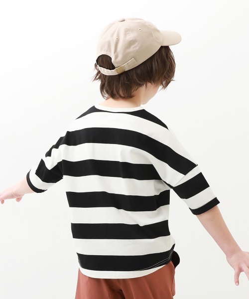 devirock（デビロック）の「ワイドボーダーゆるっとTシャツ（Tシャツ/カットソー・キッズ・スモークピンク/レッド系その他/グレー系その他/ブルーグレー/ブラック/ラベンダー/キャメル/ダークオリーブ/モカ/ネイビー/パープル系その他/サックスブルー・150cm/140cm/90cm/120cm/100cm/80ｃｍ/110cm/160cm/130cm）」の3枚目の写真