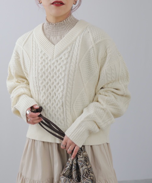 ap retro（アプレトロ）の「バックリボンケーブルVネックニット【ZOZO限定アイテム】（ニット/セーター・レディース・ブラック/ベージュ/ブラウン/オフホワイト/ピンク/グリーン・FREE）」の3枚目の写真