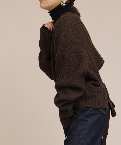 ap retro（アプレトロ）の「バックリボンケーブルVネックニット【ZOZO限定アイテム】（ニット/セーター・レディース・ブラック/ベージュ/ブラウン/オフホワイト/ピンク/グリーン・FREE）」の20枚目の写真