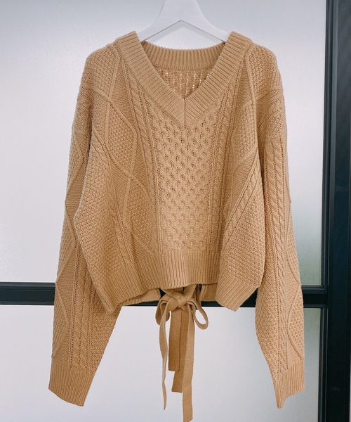 ap retro（アプレトロ）の「バックリボンケーブルVネックニット【ZOZO限定アイテム】（ニット/セーター・レディース・ブラック/ベージュ/ブラウン/オフホワイト/ピンク/グリーン・FREE）」の11枚目の写真