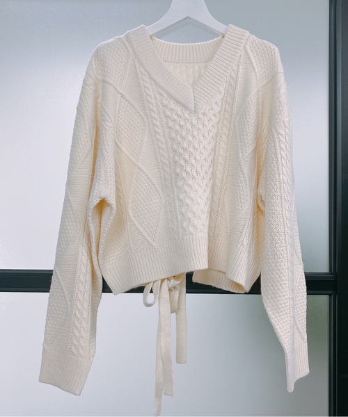ap retro（アプレトロ）の「バックリボンケーブルVネックニット【ZOZO限定アイテム】（ニット/セーター・レディース・ブラック/ベージュ/ブラウン/オフホワイト/ピンク/グリーン・FREE）」の7枚目の写真