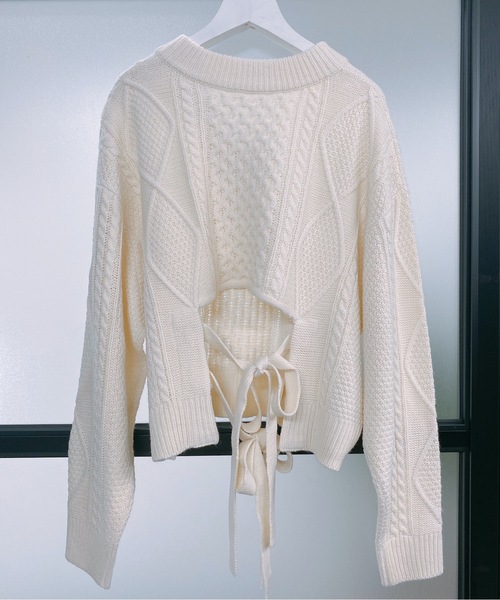 ap retro（アプレトロ）の「バックリボンケーブルVネックニット【ZOZO限定アイテム】（ニット/セーター・レディース・ブラック/ベージュ/ブラウン/オフホワイト/ピンク/グリーン・FREE）」の8枚目の写真