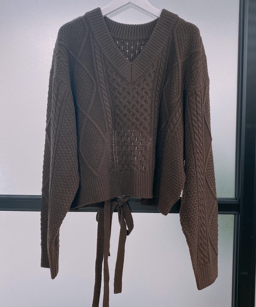 ap retro（アプレトロ）の「バックリボンケーブルVネックニット【ZOZO限定アイテム】（ニット/セーター・レディース・ブラック/ベージュ/ブラウン/オフホワイト/ピンク/グリーン・FREE）」の13枚目の写真