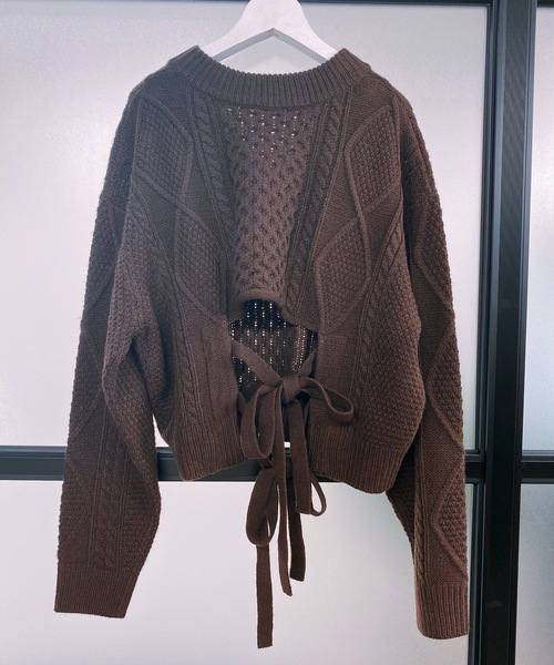 ap retro（アプレトロ）の「バックリボンケーブルVネックニット【ZOZO限定アイテム】（ニット/セーター・レディース・ブラック/ベージュ/ブラウン/オフホワイト/ピンク/グリーン・FREE）」の14枚目の写真