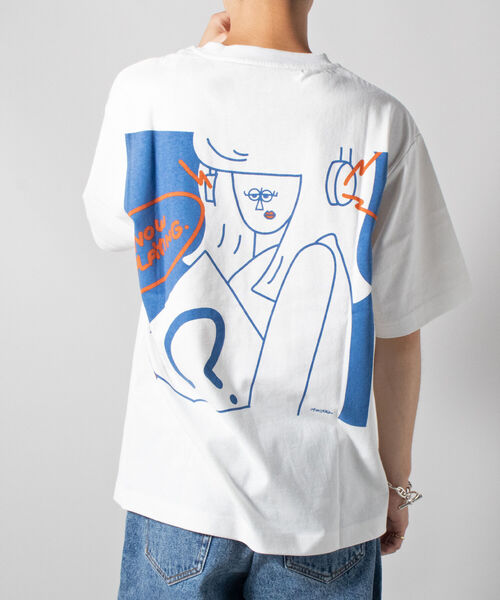 GLOSTER（グロスター）の「イラストレーター”オガワ＠ogwillust”コラボTシャツ『NOW PLAYING』（Tシャツ/カットソー・メンズ・オフホワイト・MEDIUM/LARGE）」の2枚目の写真