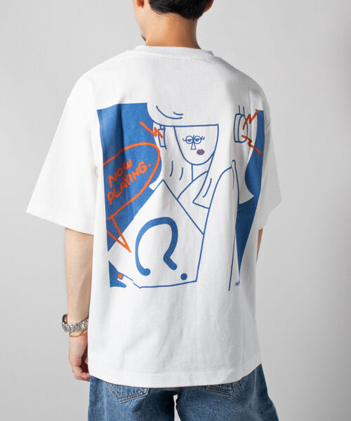 GLOSTER（グロスター）の「イラストレーター”オガワ＠ogwillust”コラボTシャツ『NOW PLAYING』（Tシャツ/カットソー・メンズ・オフホワイト・MEDIUM/LARGE）」の3枚目の写真