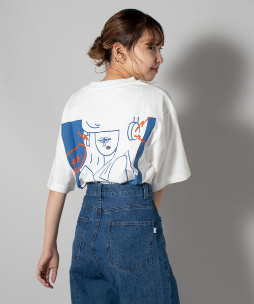 GLOSTER（グロスター）の「イラストレーター”オガワ＠ogwillust”コラボTシャツ『NOW PLAYING』（Tシャツ/カットソー・メンズ・オフホワイト・MEDIUM/LARGE）」の7枚目の写真