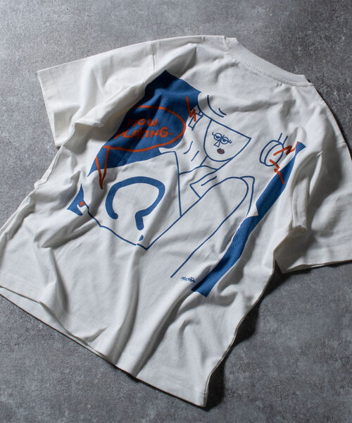 GLOSTER（グロスター）の「イラストレーター”オガワ＠ogwillust”コラボTシャツ『NOW PLAYING』（Tシャツ/カットソー・メンズ・オフホワイト・MEDIUM/LARGE）」の11枚目の写真