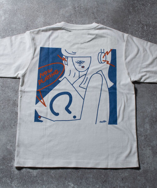 GLOSTER（グロスター）の「イラストレーター”オガワ＠ogwillust”コラボTシャツ『NOW PLAYING』（Tシャツ/カットソー・メンズ・オフホワイト・MEDIUM/LARGE）」の13枚目の写真