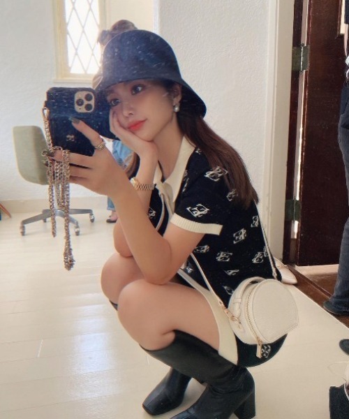 EIMY ISTOIRE(エイミーイストワール)の「スリムスクエアロングブーツ(ブーツ・レディース・ブラック/ホワイト/ベージュ・SMALL/MEDIUM/LARGE)」の15枚目の写真