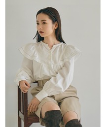 フロントボタンラッフルカラーブラウス