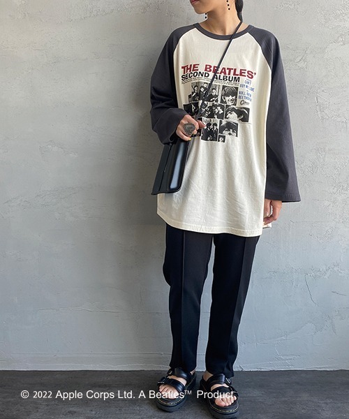 The Beatles（ザビートルズ）の「【WEB限定】[THE BEATLES/ザ ビートルズ] アルバムグラフィックプリント ラグランスリーブTシャツ（Tシャツ/カットソー・レディース・チャコールグレー/オフホワイト・M/L/XL）」の2枚目の写真