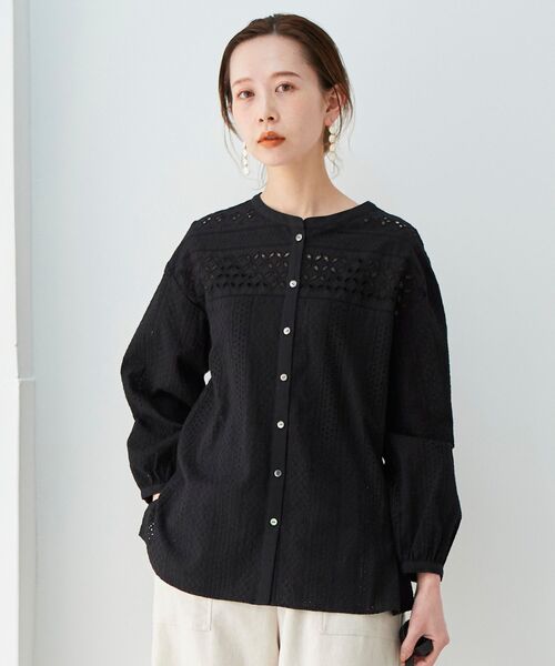 le.coeur blanc（ルクールブラン）の「カットワークレースブラウス（シャツ/ブラウス・レディース・オフホワイト/ブラック・38）」の4枚目の写真