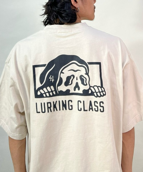 LURKING CLASS(ラーキングクラス)の「【ムラサキスポーツ別注】LURKING CLASS/ラーキングクラス オーバーサイズ バックプリントTシャツ ST22STM02(Tシャツ/カットソー・メンズ・ホワイト/ベージュ/ブラック・L/M/XL)」の1枚目の写真