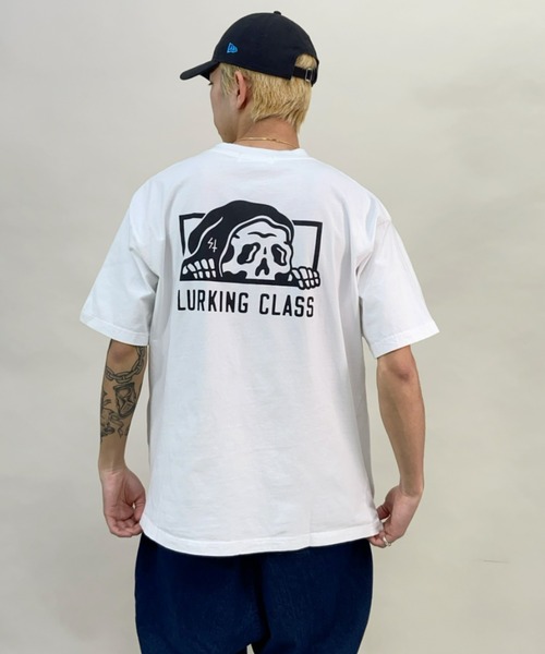 LURKING CLASS(ラーキングクラス)の「【ムラサキスポーツ別注】LURKING CLASS/ラーキングクラス オーバーサイズ バックプリントTシャツ ST22STM02(Tシャツ/カットソー・メンズ・ホワイト/ベージュ/ブラック・L/M/XL)」の2枚目の写真