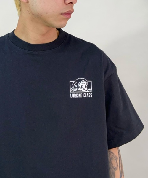 LURKING CLASS(ラーキングクラス)の「【ムラサキスポーツ別注】LURKING CLASS/ラーキングクラス オーバーサイズ バックプリントTシャツ ST22STM02(Tシャツ/カットソー・メンズ・ホワイト/ベージュ/ブラック・L/M/XL)」の3枚目の写真
