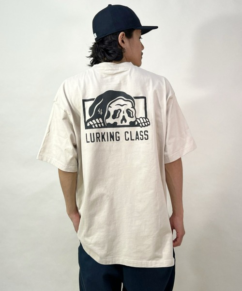 LURKING CLASS(ラーキングクラス)の「【ムラサキスポーツ別注】LURKING CLASS/ラーキングクラス オーバーサイズ バックプリントTシャツ ST22STM02(Tシャツ/カットソー・メンズ・ホワイト/ベージュ/ブラック・L/M/XL)」の6枚目の写真