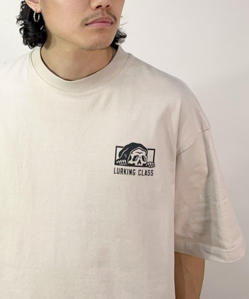 LURKING CLASS(ラーキングクラス)の「【ムラサキスポーツ別注】LURKING CLASS/ラーキングクラス オーバーサイズ バックプリントTシャツ ST22STM02(Tシャツ/カットソー・メンズ・ホワイト/ベージュ/ブラック・L/M/XL)」の5枚目の写真