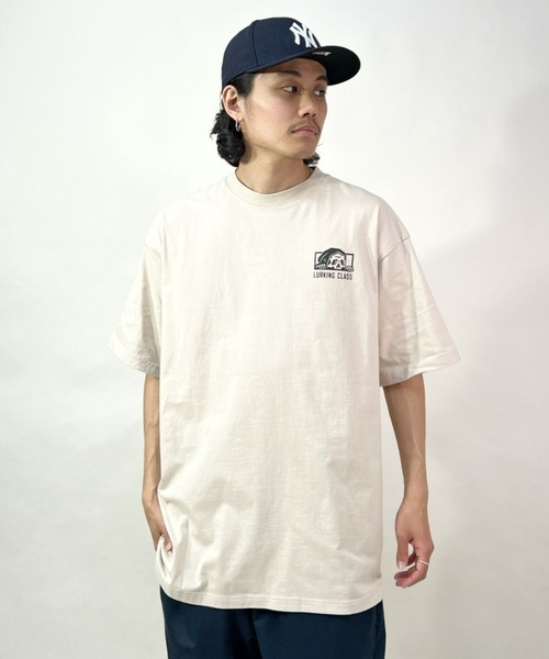 LURKING CLASS(ラーキングクラス)の「【ムラサキスポーツ別注】LURKING CLASS/ラーキングクラス オーバーサイズ バックプリントTシャツ ST22STM02(Tシャツ/カットソー・メンズ・ホワイト/ベージュ/ブラック・L/M/XL)」の4枚目の写真
