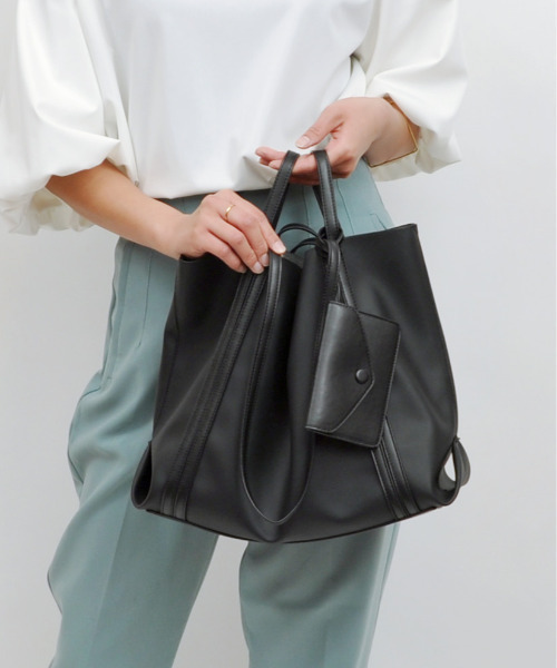 cache cache(カシュ カシュ)の「カシュカシュ cachecache / ソフトレザー2ハンドルビッグトートバッグ(トートバッグ・レディース・ブラック/ホワイト×ブラック/ベージュ/パイソン・FREE)」の2枚目の写真