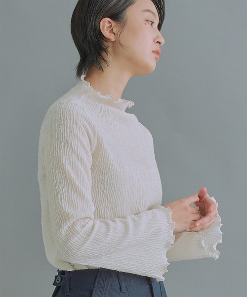 WHYTO.(ホワイト)の「「WHYTO. / ホワイト」Shirring mock neck tops(シャツ/ブラウス・レディース・ブラック/オフホワイト/ブルーグレー・38/36)」の2枚目の写真